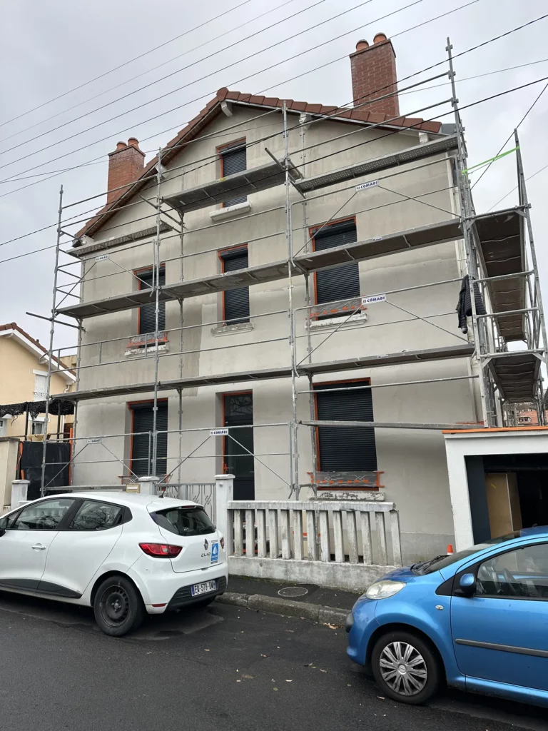 Première passe de colle avec trame en fibre de verre pour ravalement de façade RPE à Clermont-Ferrand